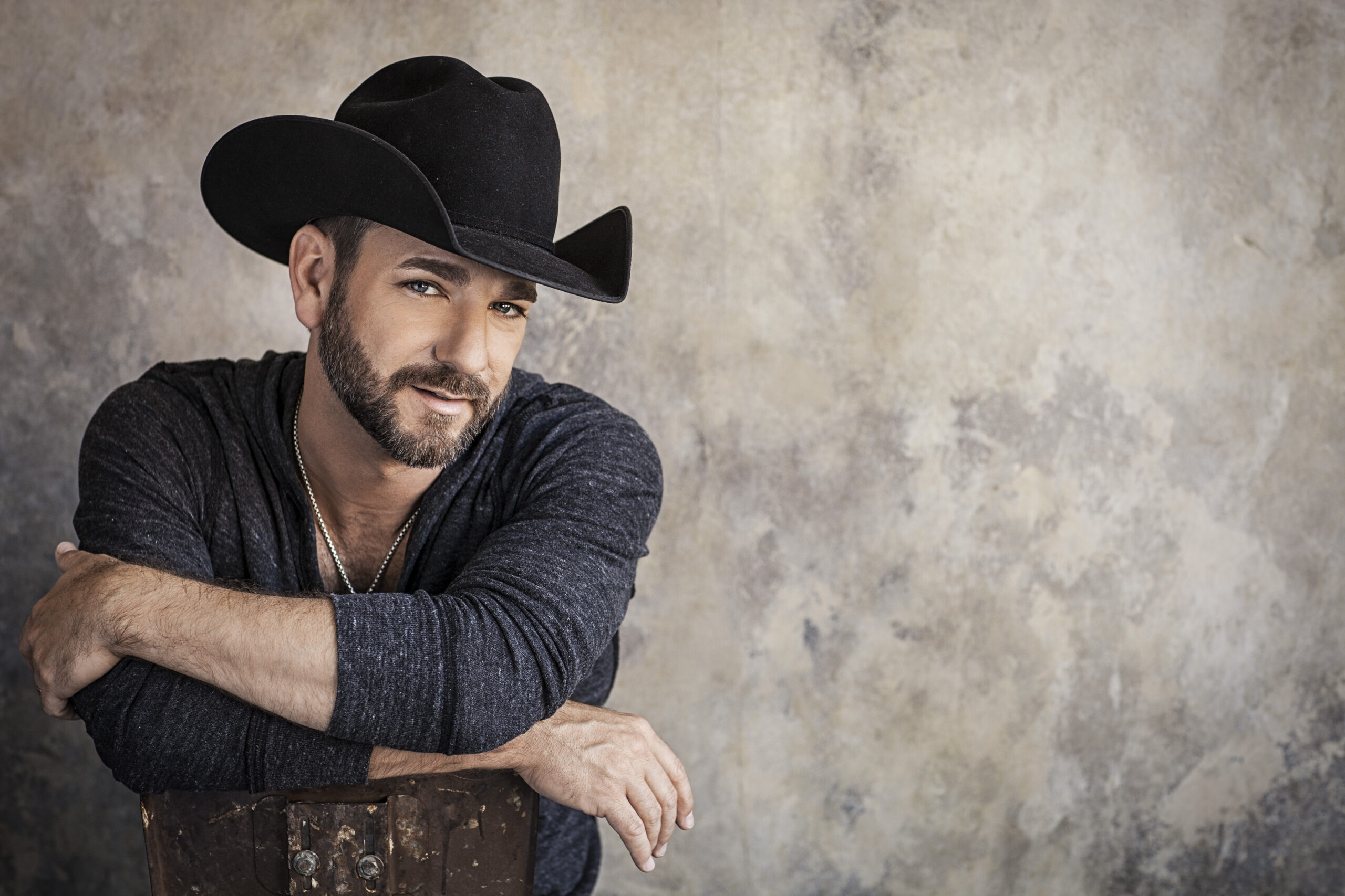 Campbell released his self-titled debut album Craig Campbell for Bigger Picture Music Group in 2011, which included the single “Outta My Head.”