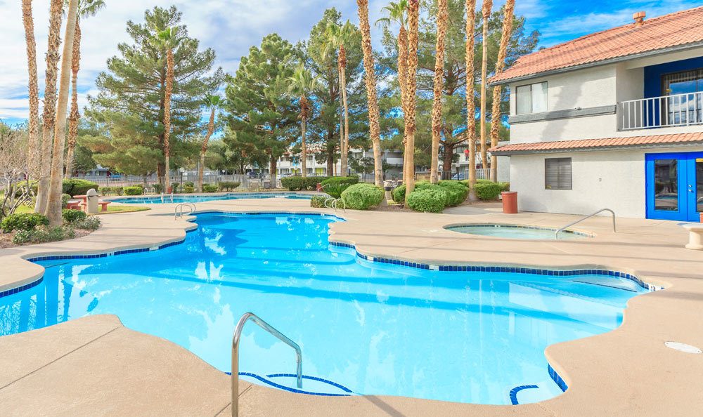 outdoor-pool-and-lounging-apartments-las-vegas