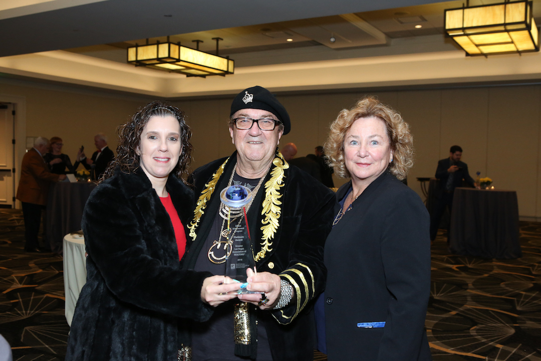 GLVAR leaders accept Platinum Global Achievement Award.