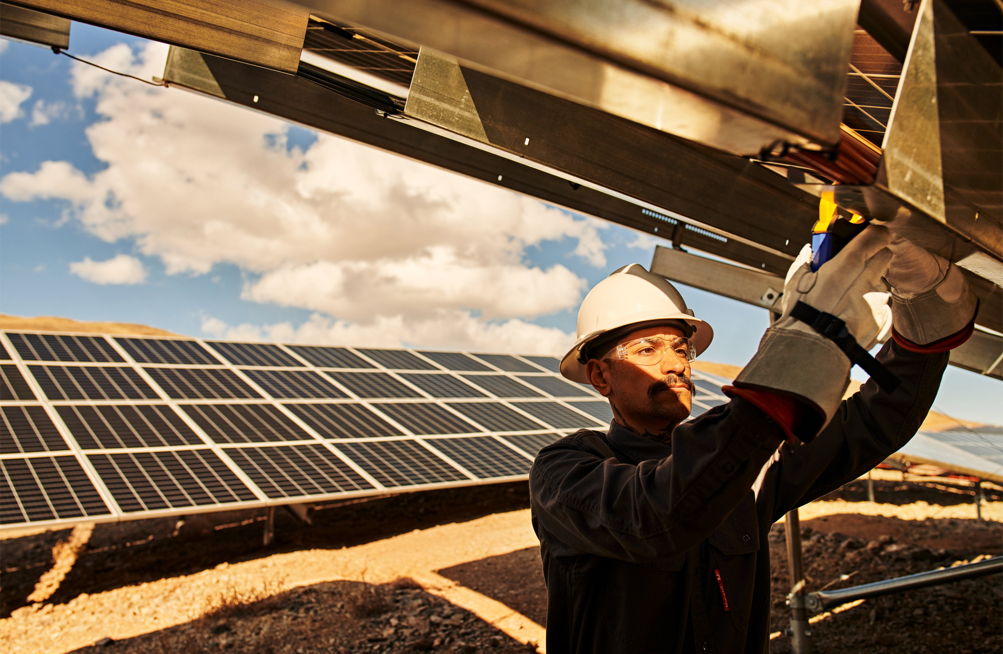 Apple_green-bonds-create-clean-power_team-member-working_031721-b171218b