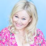 Caroline Rhea headshot